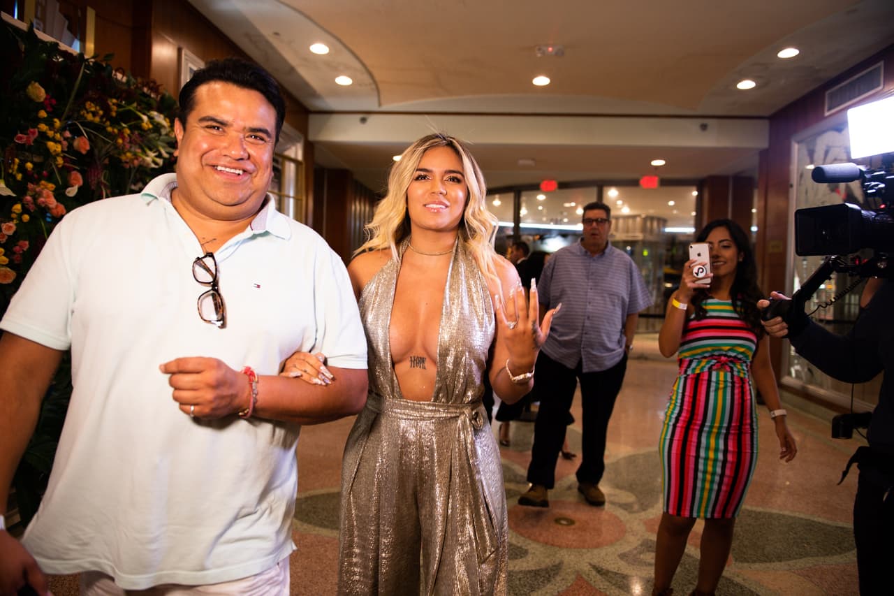 Dentro del recinto fue recibida por Carlos 'Charly' Pérez, National Publicity Senior Director de Universal Music Latin Entertainment.