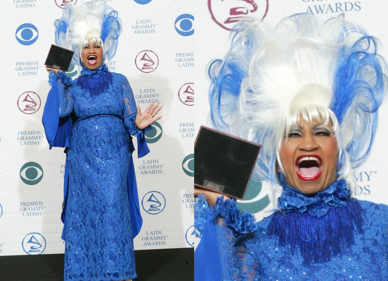 Pero si de color en el cabello se trata, Celia Cruz siempre lució las más divertidas pelucas y así la vimos en la ceremonia de 2002.