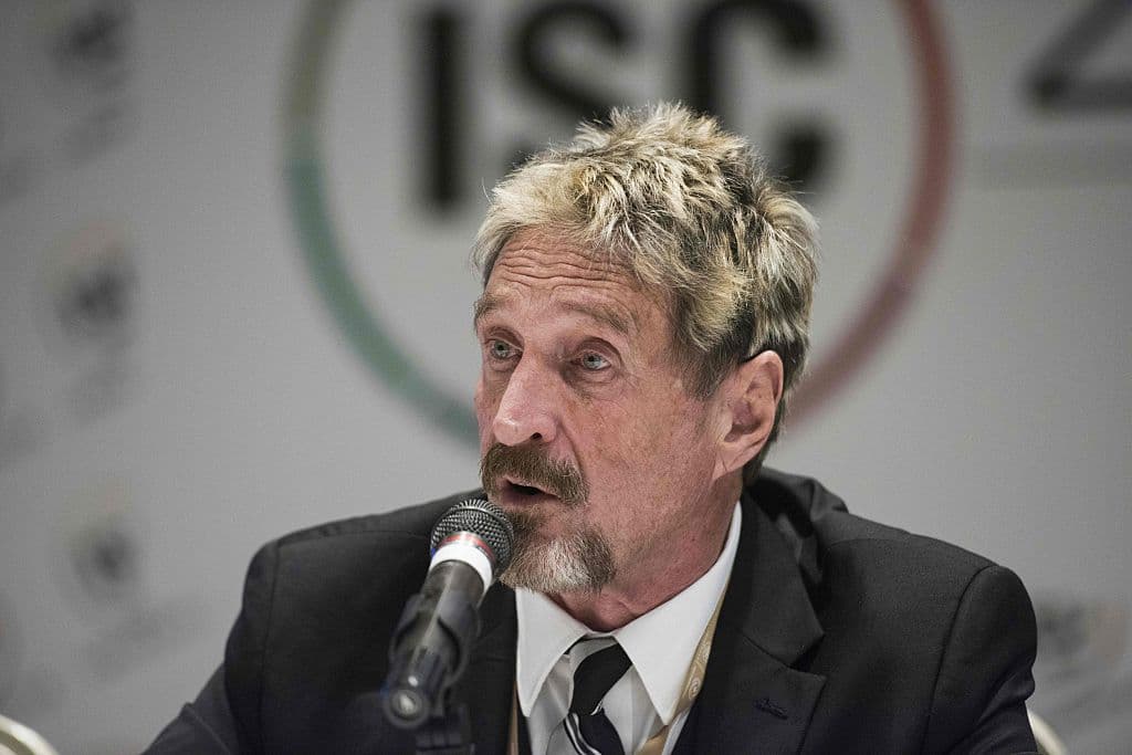 Hallan muerto a John McAfee en su celda de una prisión en España