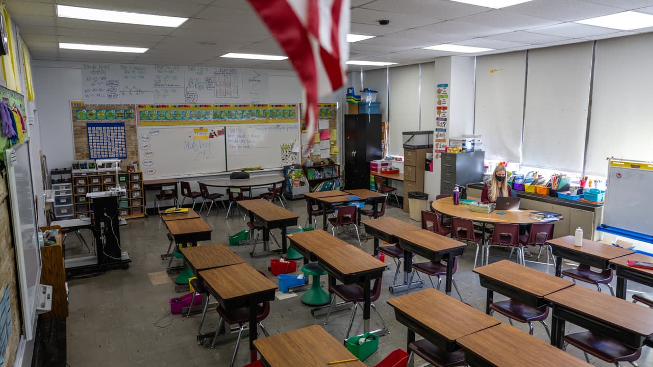 Demandan a distrito escolar por contratar a maestro que abusó sexualmente de niños