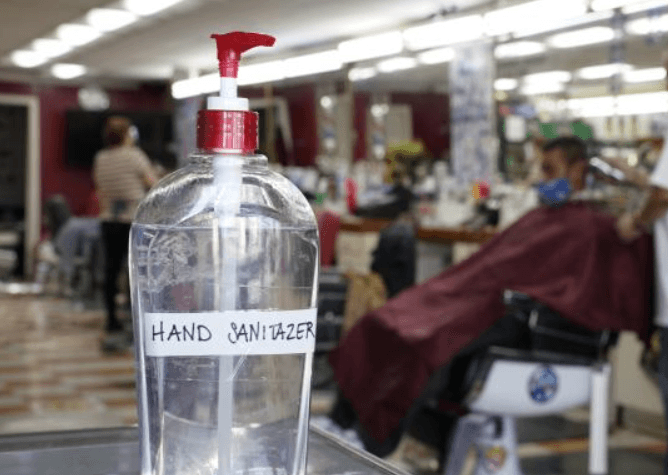 La FDA amplió lista de desinfectantes de manos "potencialmente mortales" hechos en México