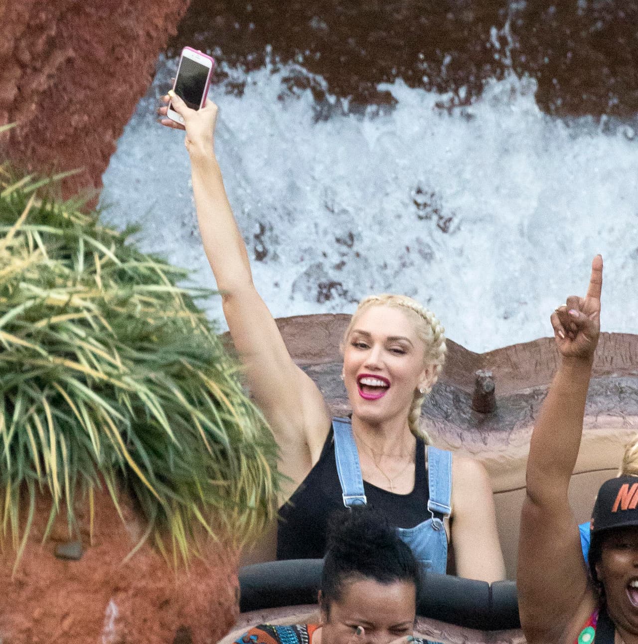 Uff! Por poco se le cae su teléfono celular.