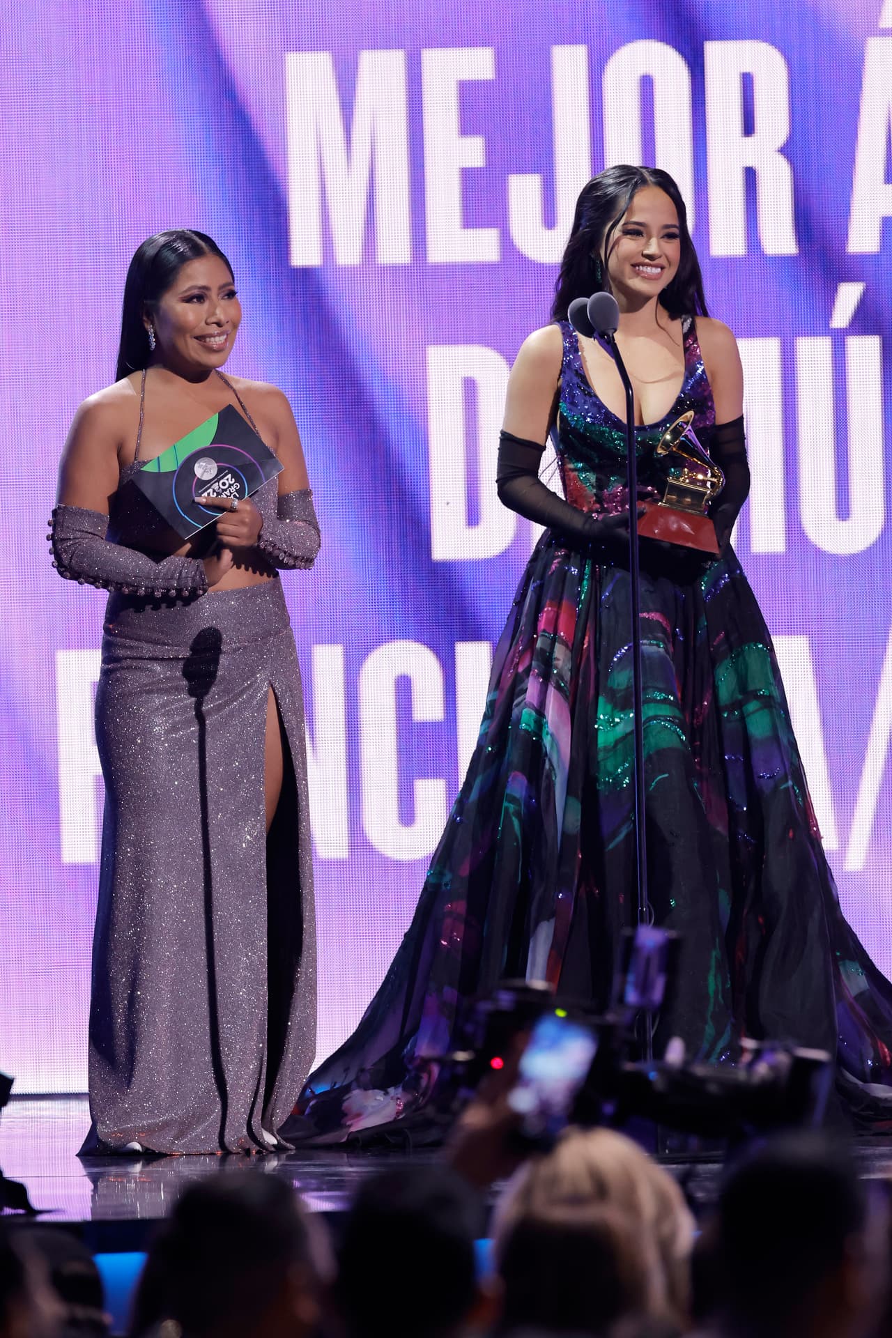 Pero otro de los momentos memorables que se vivieron fue verla junto a Laura Pausini. 
<br>