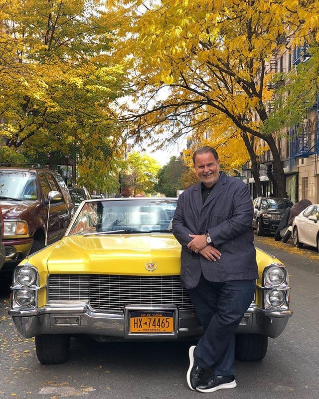 Por supuesto que Raúl no iba a perder la oportunidad de salir a divertirse: "Cadillac amarillo. Gracias @ilpostoaccanto por prestarme tu hermoso y único Cadillac. Mi nuevo look por @gray_finn, la mejor ropa para chicos grandes que aman la moda como yo. Miren los hermosos árboles y el color de sus hojas. Otoño en Nueva York".