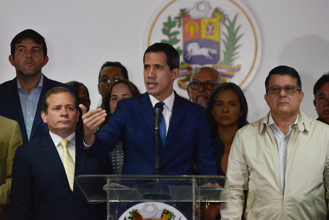 En una imagen de enero de 2020, el entonces líder opositor Juan Guaido, en el centro, era acompañado por el legislador Juan Pablo Guanipa, a la izquierda, y el legislador Carlos Eduardo Berrizbeitia, a la derecha, durante una rueda de prensa en Caracas, Venezuela.