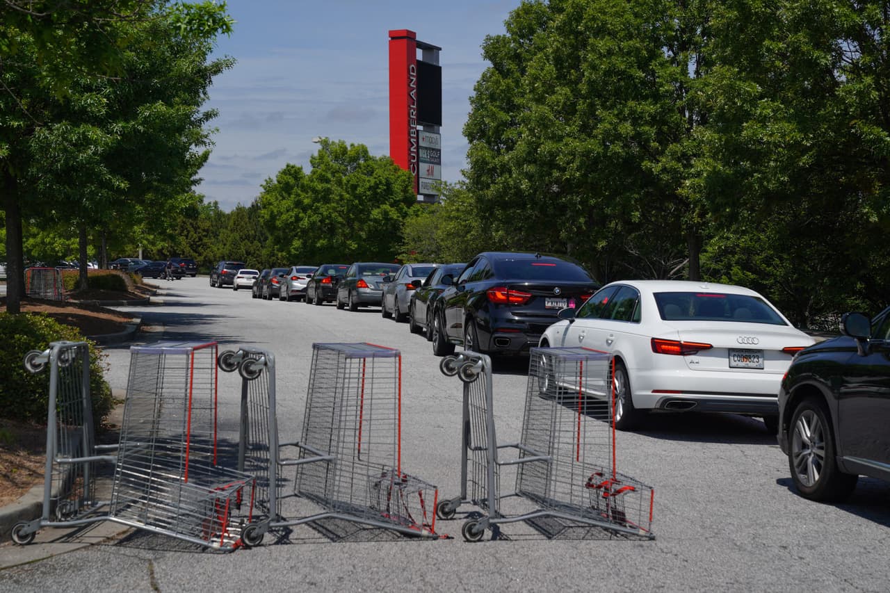 Largas filas de carros esperando para abastecer de gasolina fue el panorama que se vivió este martes en el área metropolitana de Atlanta ante posible escasez de combustible.