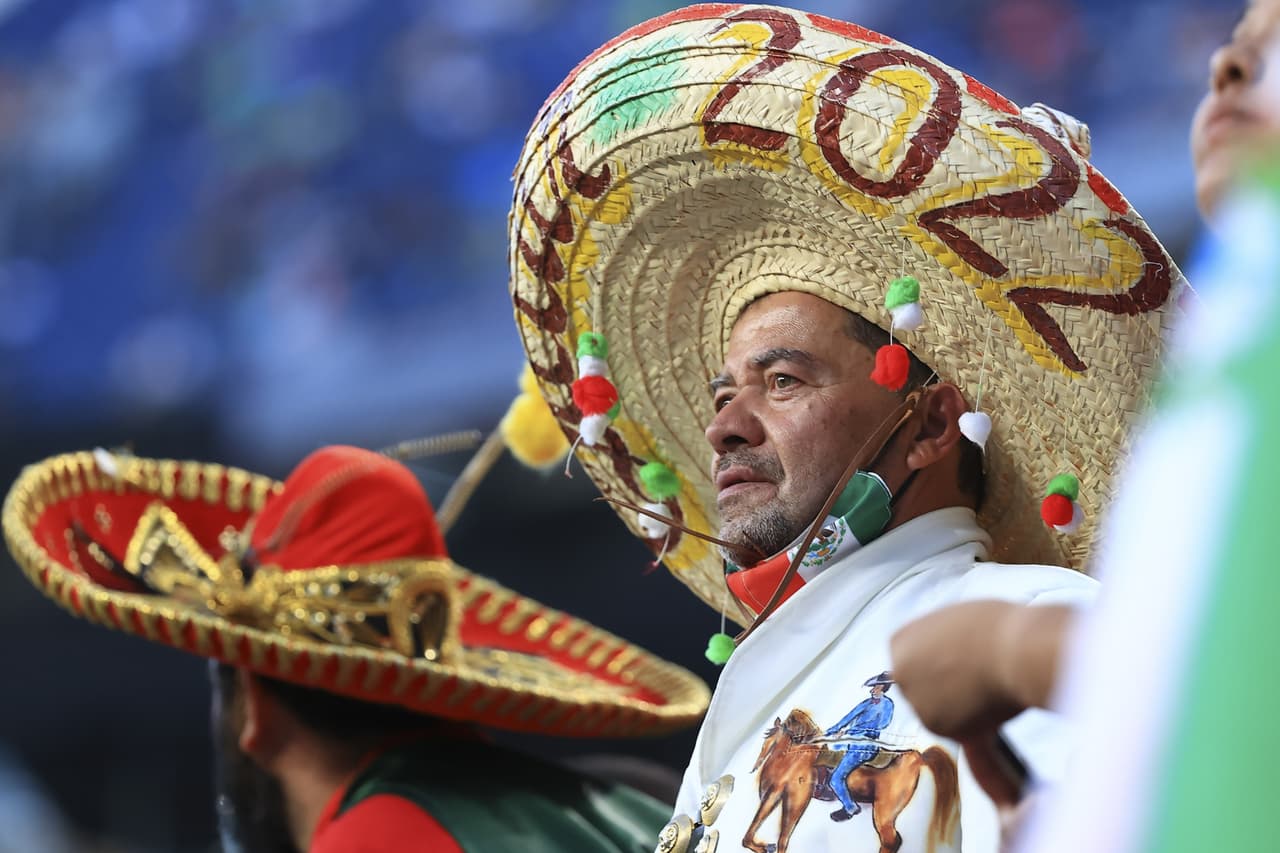 Mexicanos y costarricenses apoyan a sus selecciones en el duelo de semifinales entre el Tri y los Ticos.