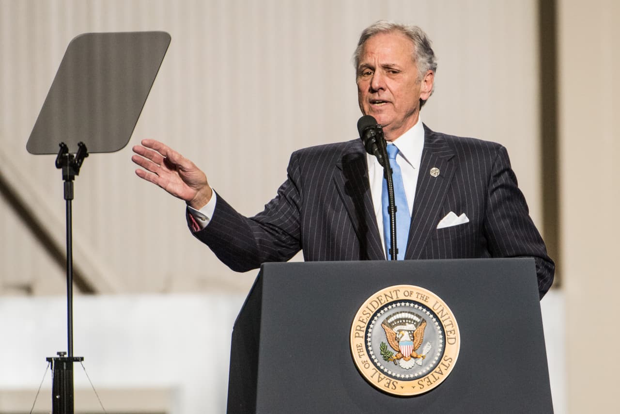 ✅ 
<b>Carolina del Sur |</b> FEMA informó el 1 de septiembre que dio luz verde a los fondos a este estado. En la foto, su gobernador, el republicano Henry McMaster.
<br>
<br>El asunto del subsidio por desempleo en específico fue uno de los más espinosos en las entrampadas negociaciones entre la Casa Blanca y los líderes republicanos y demócratas en el Congreso.
<br>
<br>Los demócratas querían extender hasta inicios del próximo año los $600 semanales aprobados dentro del masivo paquete acordado en marzo. Pero los republicanos buscaron reducirlos a $200 semanales por un par de meses, mientras los estados ponían en pie un esquema para dar el equivalente al 70% de los salarios que tenían las personas desempleadas antes de perder sus trabajos.