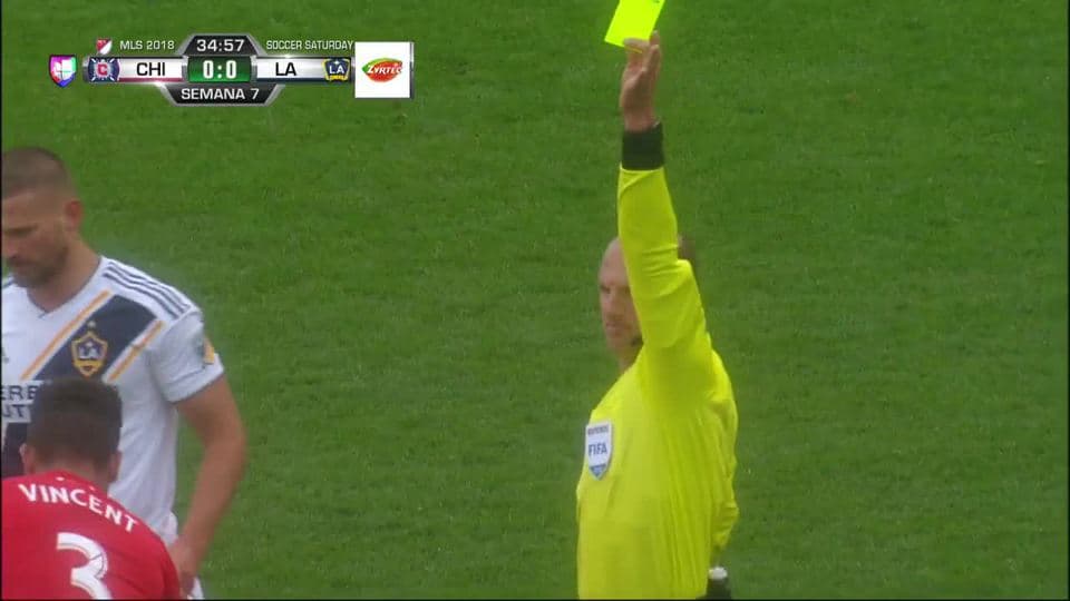 Tarjeta amarilla. El árbitro amonesta a Romain Alessandrini de LA Galaxy