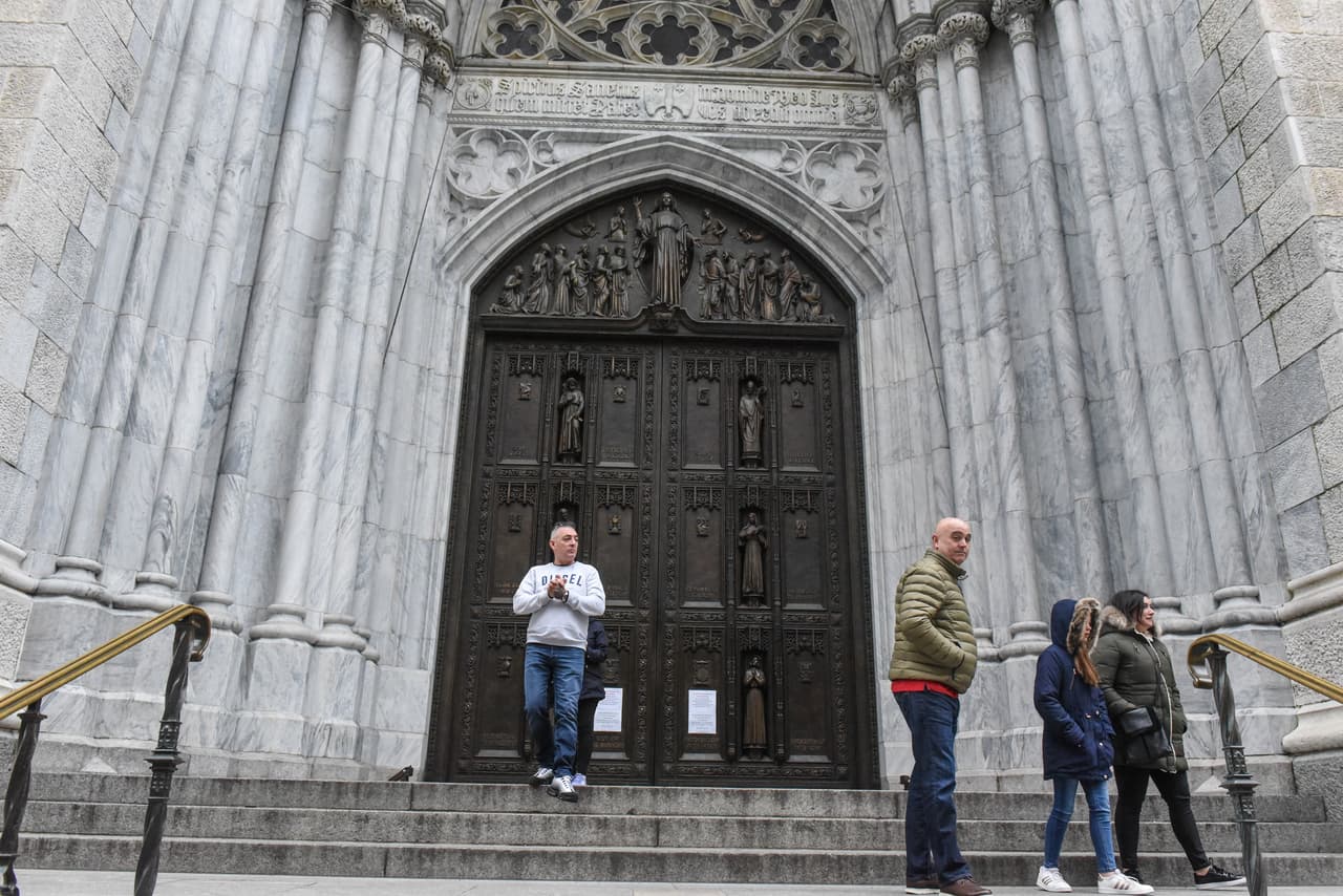 Algunos feligreses católicos que esperaban asistir a la misa del domingo se encontraron con un cartel de cierre de la catedral de San Patricio, a partir de este 15 de marzo en la ciudad de Nueva York.