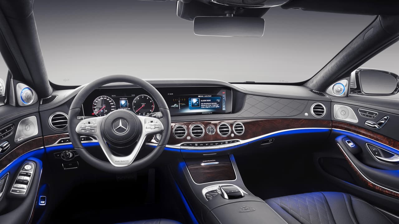 La opulenta cabina del Mercedes-Maybach Clase-S 2019 es inmediatamente reconocible ya que comparte su diseño básico con el excepcional interior del Mercedes-Benz Clase-S. El fabricante ofrece tres opciones para la apariencia del espacio interior. En la imagen se aprecia el
<b> interior en color negro con tapicería en cuero Nappa</b>. Las otras dos combinaciones consisten en una combinación de marron Armagnac con negro y de beige Savanna con negro.
