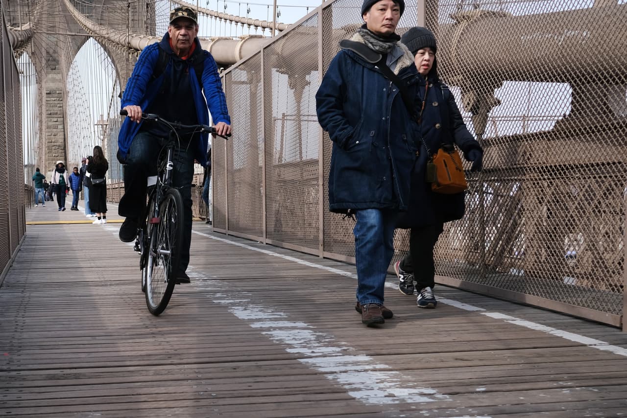 La zona de paseo existente en el centro del puente, que está elevada por encima de los carriles para coches, será utilizada únicamente por los peatones.