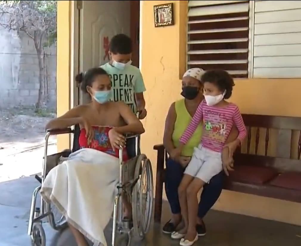 En la actualidad esta familia sobrevive gracias al apoyo económico de un pariente, pero no alcanza para solventar la atención y medicamentos que necesitan Ana y su hija, quienes se refugian en la fe en busca de un milagro. 
<b><a href="https://www.univision.com/shows/primer-impacto/madre-sufre-de-extrana-enfermedad-y-su-hija-comienza-a-presentar-los-mismos-sintomas" target="_blank">Clic aquí para saber cómo ayudarlas</a></b>.