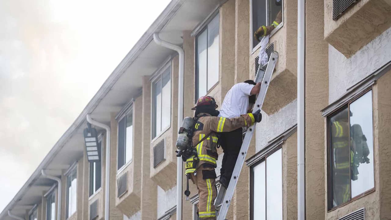 Al llegar los rescatistas desalojaron a los huéspedes del hotel.