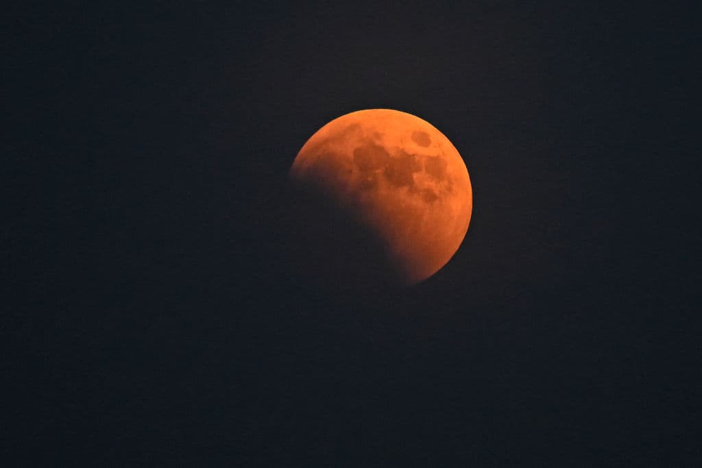 La 'Luna de sangre' vista desde Pekín, China, este 8 de noviembre.