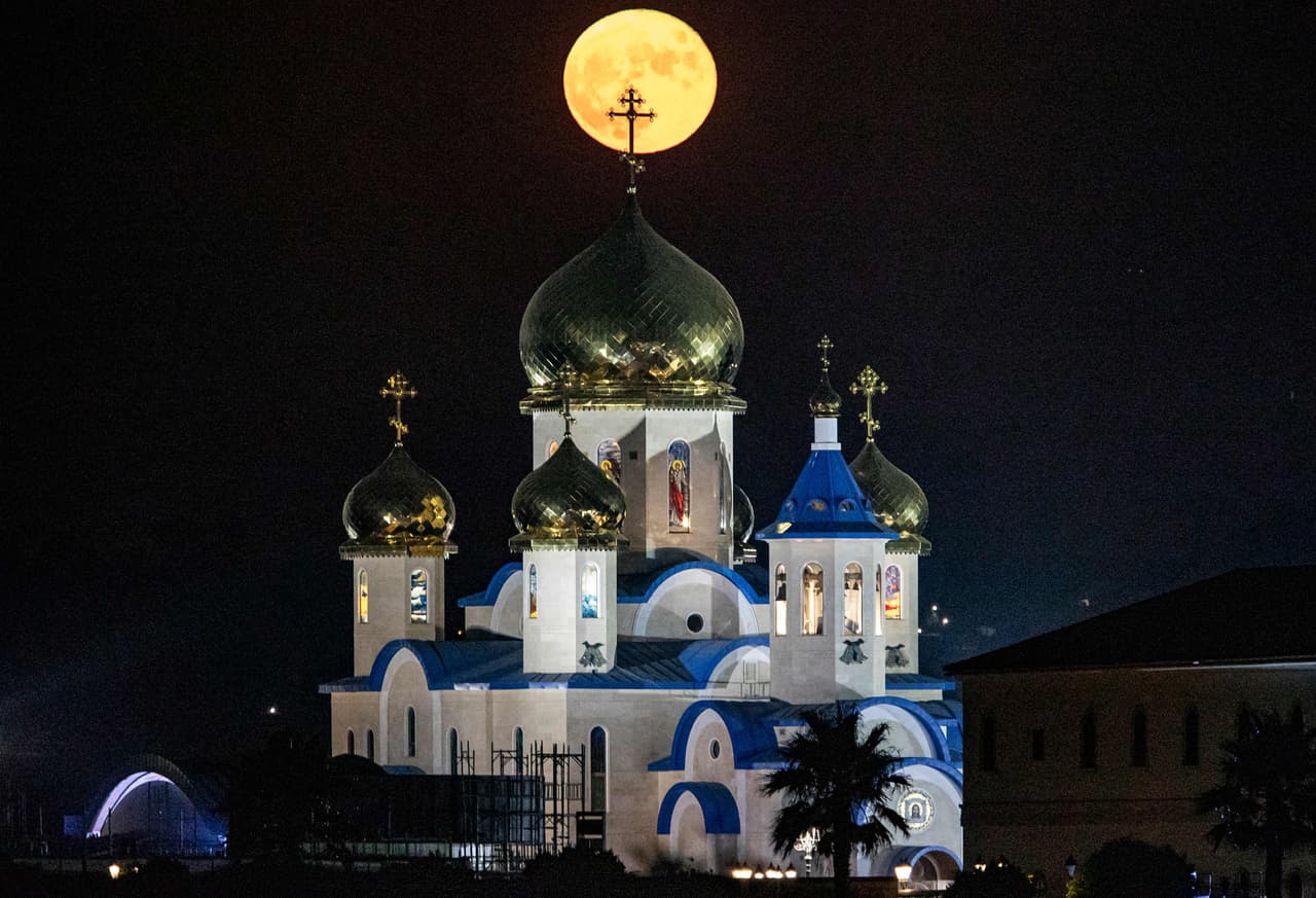 La luna aparecerá llena durante unos tres días, hasta el viernes por la mañana, así que hay oportunidades para verla. 
<b>Una espectacular imagen de la superluna detrás de la iglesia ortodoxa de Episkopeio, al suoreste de la capital de Chipre.</b>