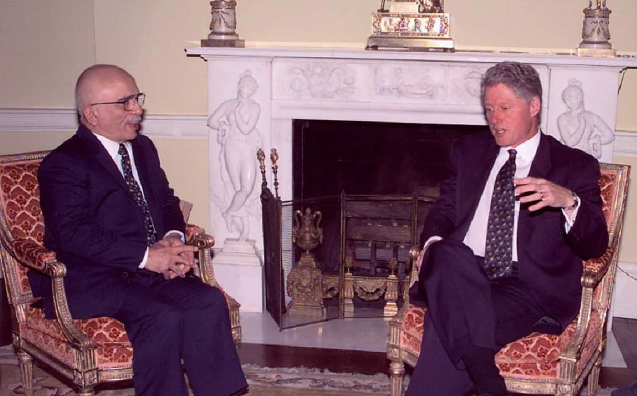 ¿Podría ser que la razón para tal rompimiento del protocolo fuera que al tratarse de un rey y una reina las reglas de etiqueta cambiaran? Los archivos fotográficos desmienten esa hipótesis. Al revisar las visitas oficiales de mandatarios de otros países a la Casa Blanca las fotos suelen ser planas y de las mismas caracterísitcas: los dos dirigentes sentados en unas poltronas amarillas, mostaza o naranjas como fondo, quizás un apretón de manos y sus sonrisas afables de los presidentes. Incluso cuando los invitados son reyes, como se puede ver en esta foto de 1994 entre el Rey Hussein de Jordania y el presidente Bill Clinton.