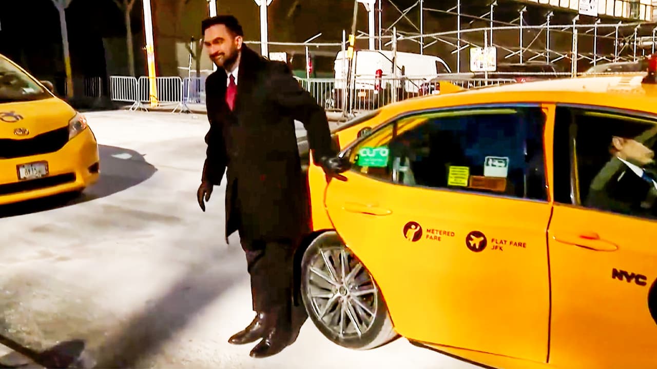 El momento en el que el alcalde Zohran Mamdani llegó a su inauguración en taxi