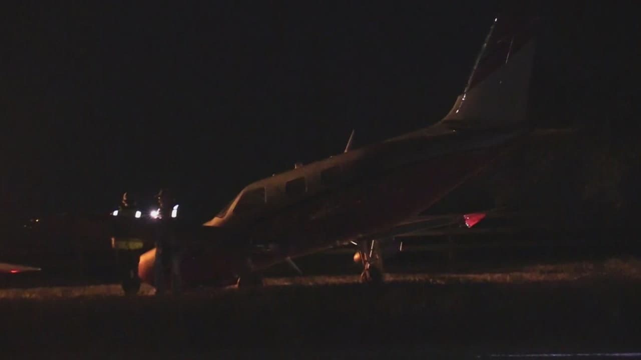 Un avión aterrizó de emergencia en medio de una carretera al noroeste de San Antonio