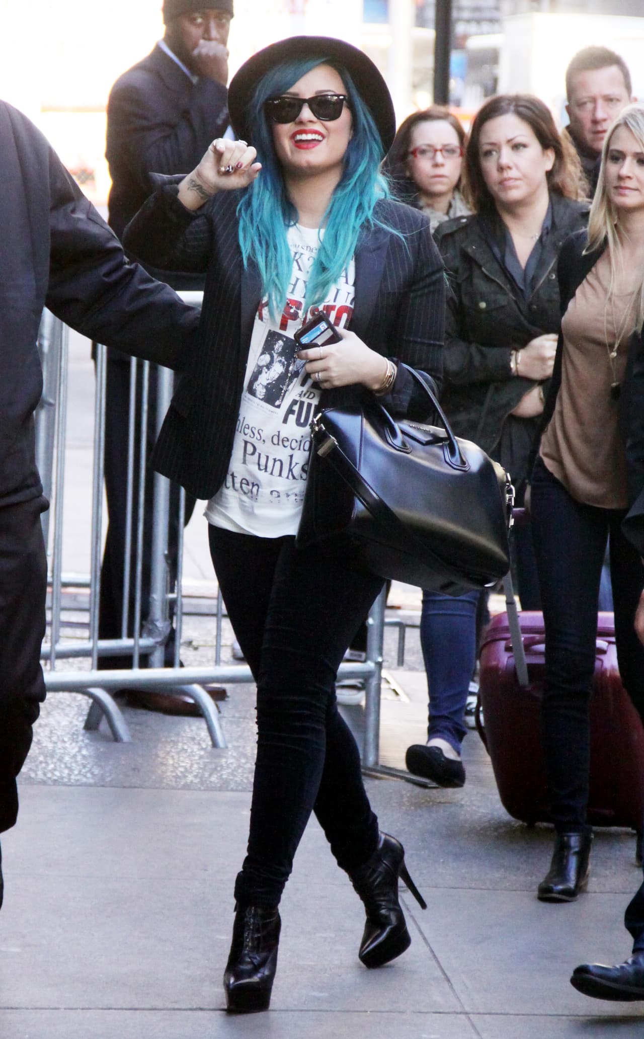 A Demi le encanta teñir su cabello una y otra ves, La hemos visto de rubia, castaña, de rosa y de azul.