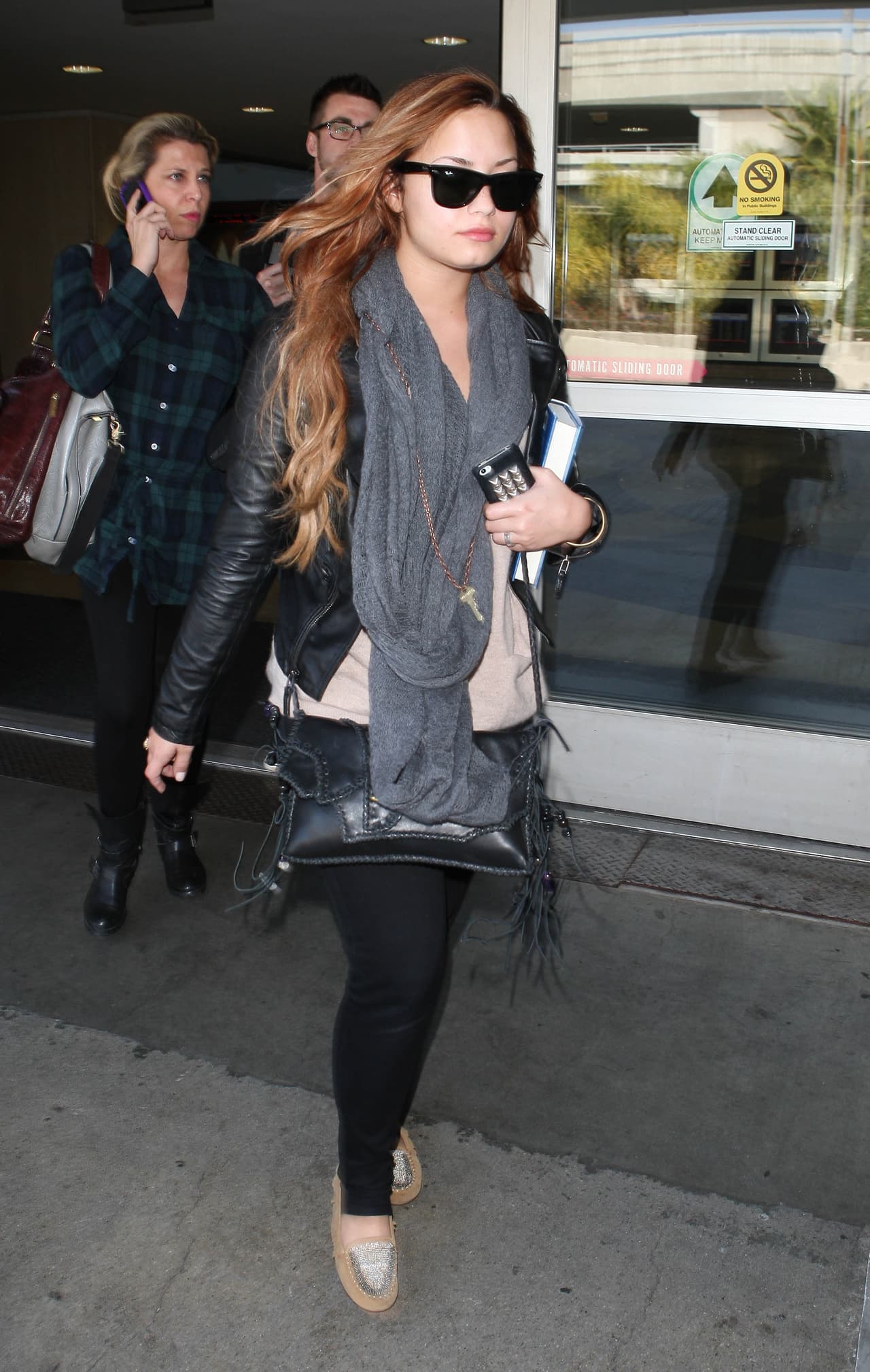 Las 'scarfs' en colores sobrios son perfectas para combinar con su color favorito, el negro.