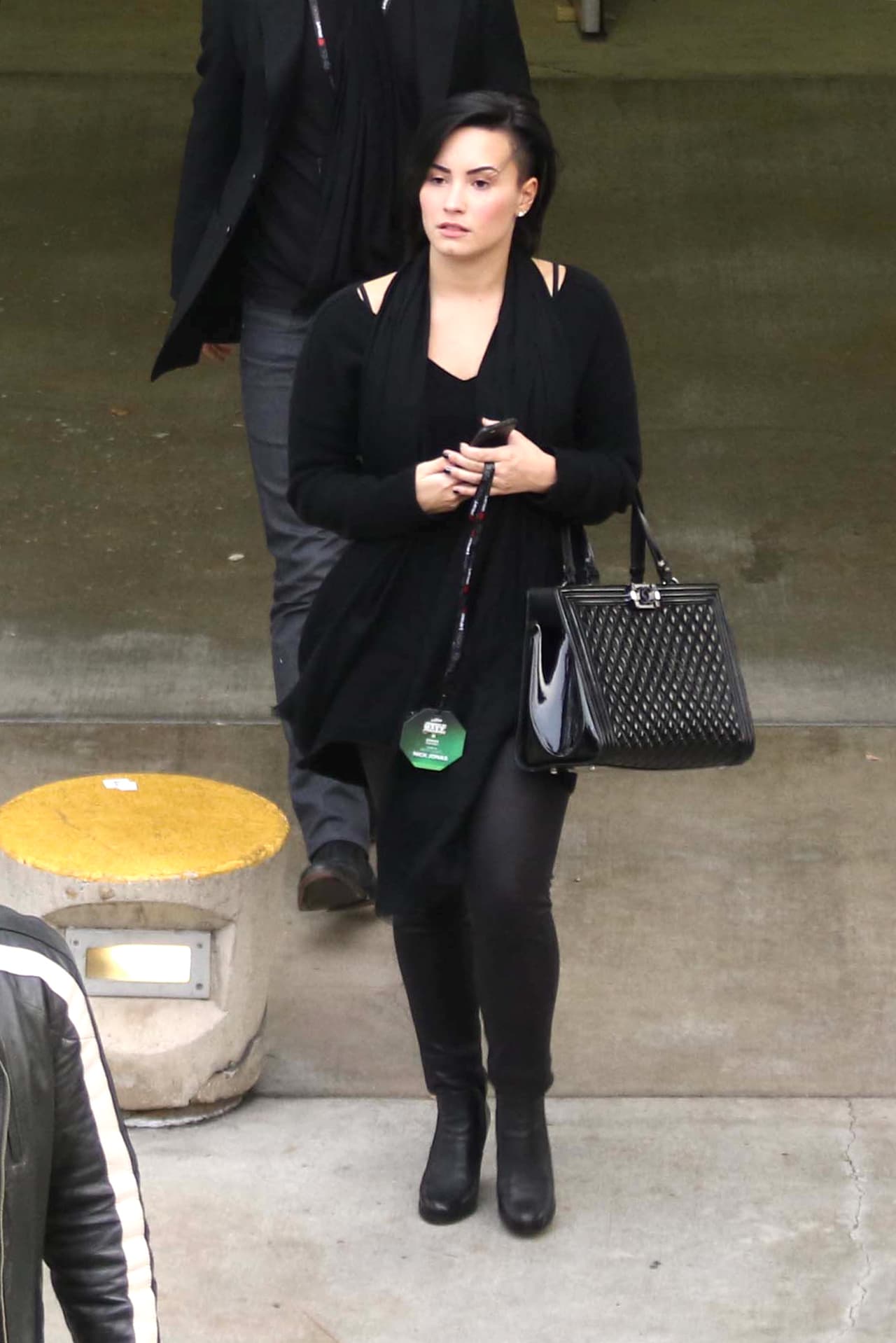 Ya lo hemos dicho, el negro no falla. Por eso cuando Demi no sabe que usar, opta por este color tan incondicional en su armario, además es perfecto para un día de lluvia.