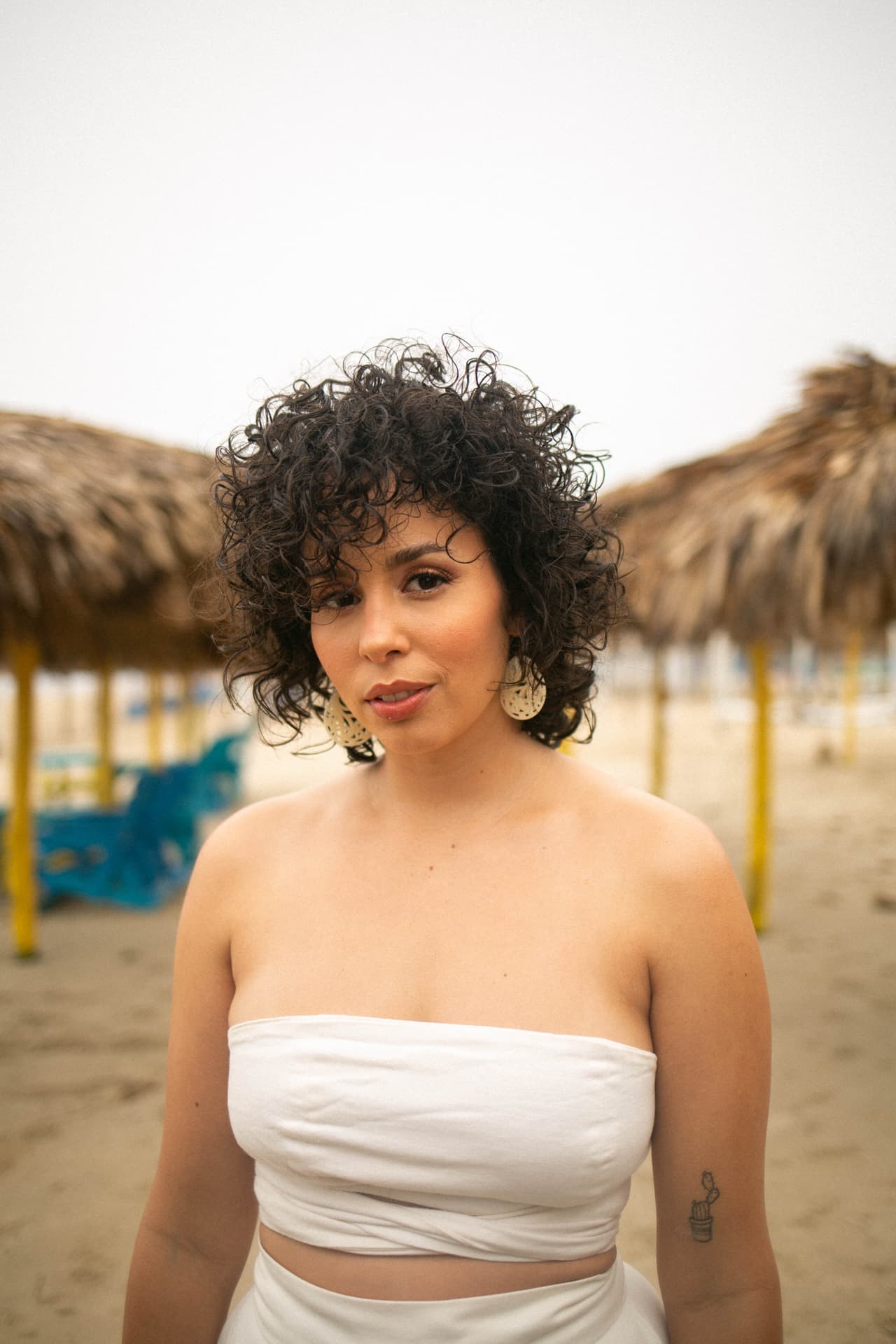 La cantautora puertorriqueña
<b>Raquel Sofía, </b>quien recientemente lanzó junto a Marco Mares su sencillo 'Acapulco 2020', se suma a las invitadas.