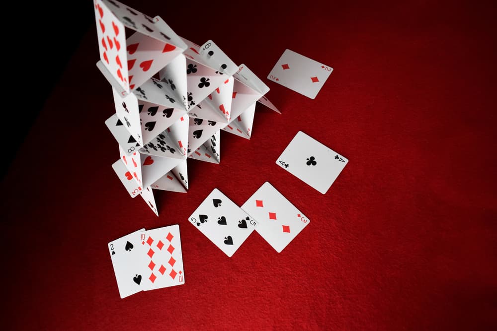 Debes tener cuidado de no excederte en lo que hagas, lo que prometas, lo que compres, lo que gastes, y sobre todo en no prestar atención inmediata a quiénes se te acercan con grandes proyectos, que en el fondo son solamente castillo de naipes, que se derrumban con un simple soplido. No des inmediatamente respuesta porque hay peligro de confundir emociones y sentimientos con realidades y deseos para ti. 
<br>