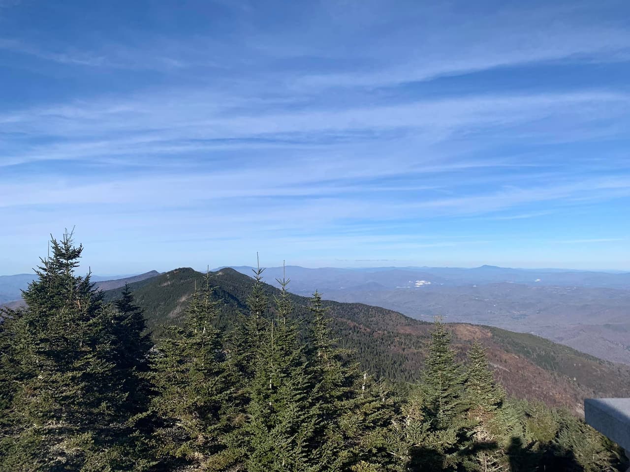 <b><a href="https://www.ncparks.gov/mount-mitchell-state-park/home">Mt. Mitchell</a></b>. No hay duda de que las vistas desde el pico más alto al este del Mississippi serán impresionantes. En un día despejado, se puede ver muy bien por millas. También es divertido experimentar el cambio dramático en el clima una vez que llegas a la cima. Un mirador circular de fácil acceso te permite apreciar vistas de 360 grados a 6,683 pies.