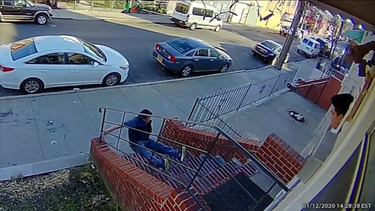 Casero ecuatoriano muere tras ser empujado por las escaleras por inquilino en Queens