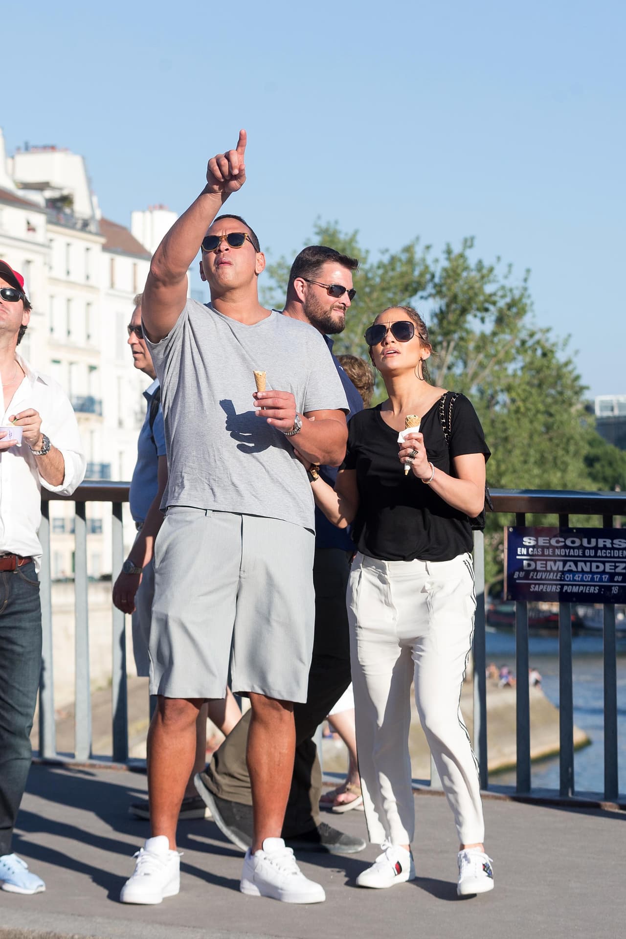 ¿Un ave, un avión, Supermán? ¿O le estaría diciendo que su amor sobrepasaba el infinito y más allá?