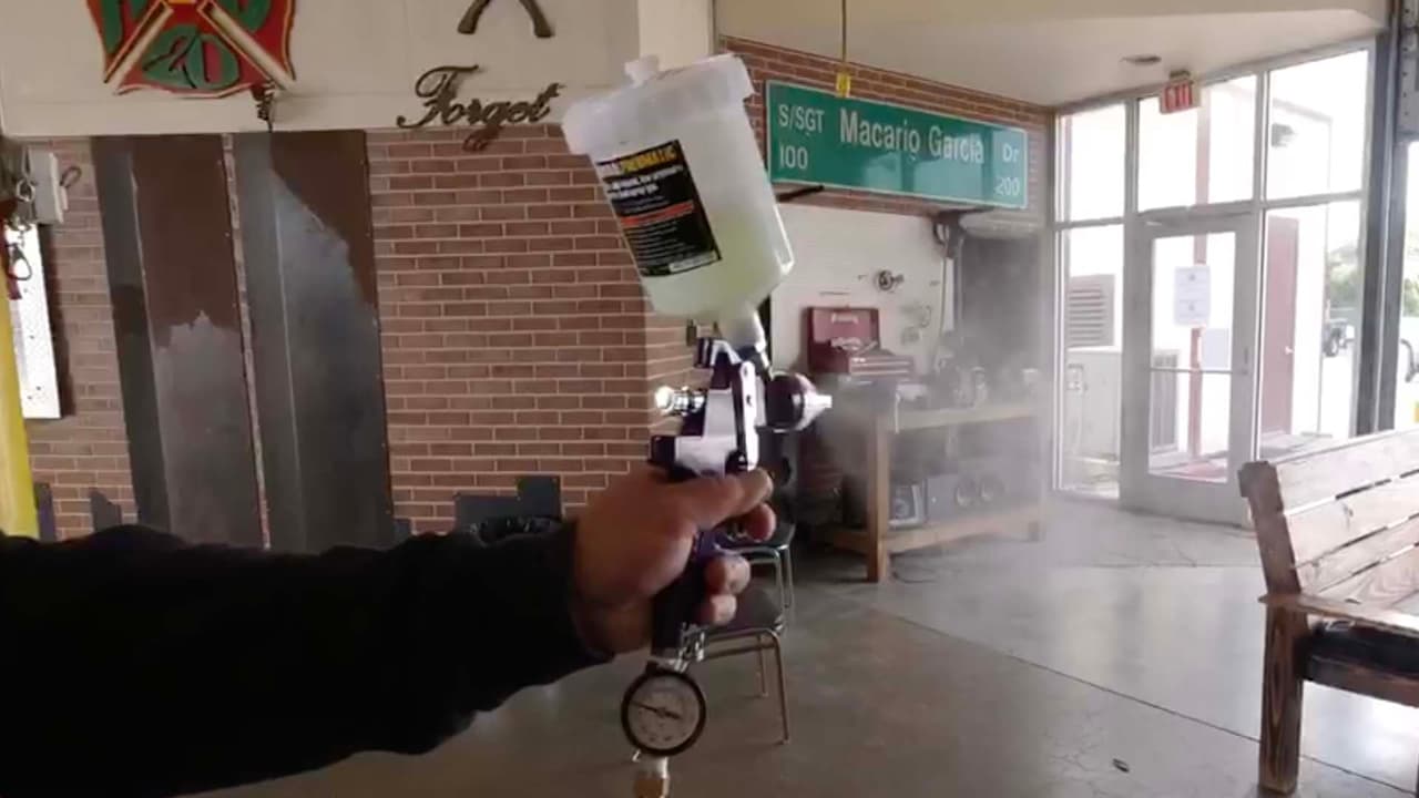 El contenido es un desinfectante especial para el tipo de trabajo que desempeñan bomberos y paramédicos.