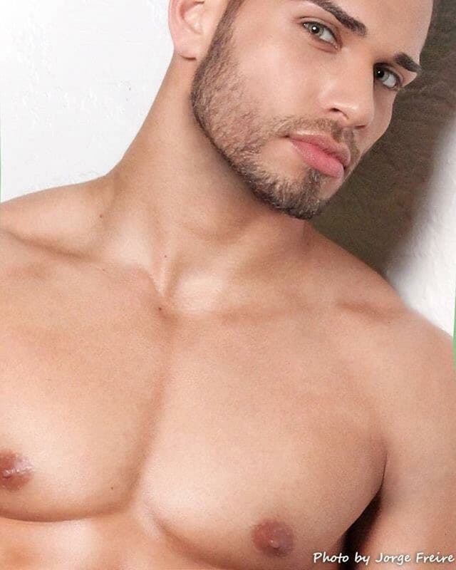 El entrenador cubano no es sólo un taco de ojo. Él será el encargado de poner a las bellas fit para esta temporada de Nuestra Belleza Latina. Si hay alguien que sabe cómo obtener la figura perfecta, ese es Darian. Las bellas lo aprenderán a odiar pues las pondrá a trabajar duro para tener LA figura. Pero mientras ese momento llega, te dejamos unas cuantas imágenes para que deleites esa pupila.