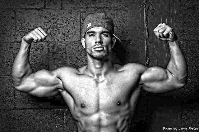 El entrenador cubano no es sólo un taco de ojo. Él será el encargado de poner a las bellas fit para esta temporada de Nuestra Belleza Latina. Si hay alguien que sabe cómo obtener la figura perfecta, ese es Darian. Las bellas lo aprenderán a odiar pues las pondrá a trabajar duro para tener LA figura. Pero mientras ese momento llega, te dejamos unas cuantas imágenes para que deleites esa pupila.