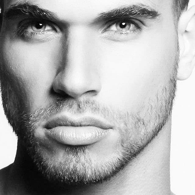 El entrenador cubano no es sólo un taco de ojo. Él será el encargado de poner a las bellas fit para esta temporada de Nuestra Belleza Latina. Si hay alguien que sabe cómo obtener la figura perfecta, ese es Darian. Las bellas lo aprenderán a odiar pues las pondrá a trabajar duro para tener LA figura. Pero mientras ese momento llega, te dejamos unas cuantas imágenes para que deleites esa pupila.