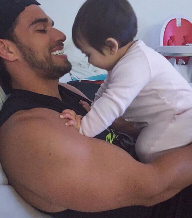 El entrenador cubano no es sólo un taco de ojo. Él será el encargado de poner a las bellas fit para esta temporada de Nuestra Belleza Latina. Si hay alguien que sabe cómo obtener la figura perfecta, ese es Darian. Las bellas lo aprenderán a odiar pues las pondrá a trabajar duro para tener LA figura. Pero mientras ese momento llega, te dejamos unas cuantas imágenes para que deleites esa pupila.