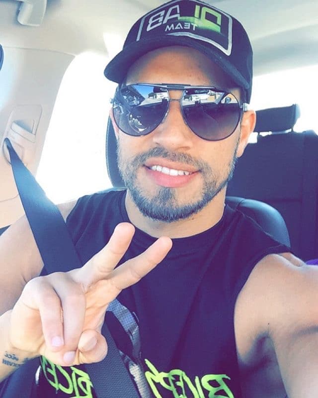 El entrenador cubano no es sólo un taco de ojo. Él será el encargado de poner a las bellas fit para esta temporada de Nuestra Belleza Latina. Si hay alguien que sabe cómo obtener la figura perfecta, ese es Darian. Las bellas lo aprenderán a odiar pues las pondrá a trabajar duro para tener LA figura. Pero mientras ese momento llega, te dejamos unas cuantas imágenes para que deleites esa pupila.