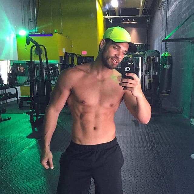 El entrenador cubano no es sólo un taco de ojo. Él será el encargado de poner a las bellas fit para esta temporada de Nuestra Belleza Latina. Si hay alguien que sabe cómo obtener la figura perfecta, ese es Darian. Las bellas lo aprenderán a odiar pues las pondrá a trabajar duro para tener LA figura. Pero mientras ese momento llega, te dejamos unas cuantas imágenes para que deleites esa pupila.