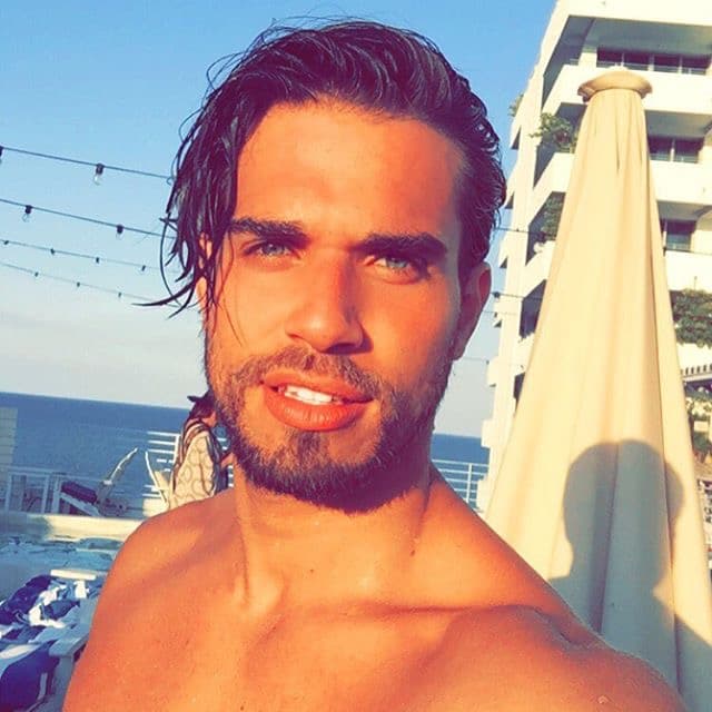 El entrenador cubano no es sólo un taco de ojo. Él será el encargado de poner a las bellas fit para esta temporada de Nuestra Belleza Latina. Si hay alguien que sabe cómo obtener la figura perfecta, ese es Darian. Las bellas lo aprenderán a odiar pues las pondrá a trabajar duro para tener LA figura. Pero mientras ese momento llega, te dejamos unas cuantas imágenes para que deleites esa pupila.