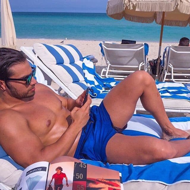 El entrenador cubano no es sólo un taco de ojo. Él será el encargado de poner a las bellas fit para esta temporada de Nuestra Belleza Latina. Si hay alguien que sabe cómo obtener la figura perfecta, ese es Darian. Las bellas lo aprenderán a odiar pues las pondrá a trabajar duro para tener LA figura. Pero mientras ese momento llega, te dejamos unas cuantas imágenes para que deleites esa pupila.