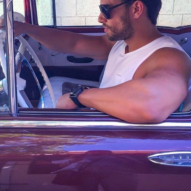 El entrenador cubano no es sólo un taco de ojo. Él será el encargado de poner a las bellas fit para esta temporada de Nuestra Belleza Latina. Si hay alguien que sabe cómo obtener la figura perfecta, ese es Darian. Las bellas lo aprenderán a odiar pues las pondrá a trabajar duro para tener LA figura. Pero mientras ese momento llega, te dejamos unas cuantas imágenes para que deleites esa pupila.