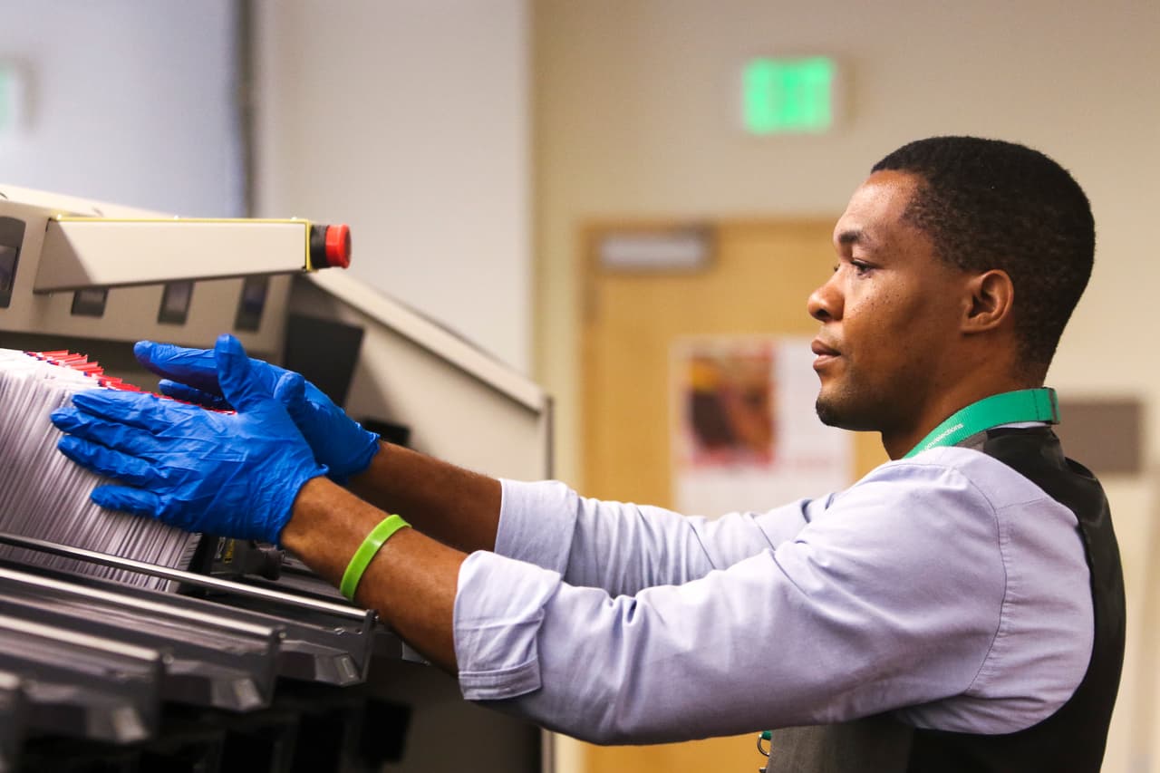 Las quejas infundadas de Trump sobre el voto por correo, ¿está preparando el terreno ante una posible derrota?