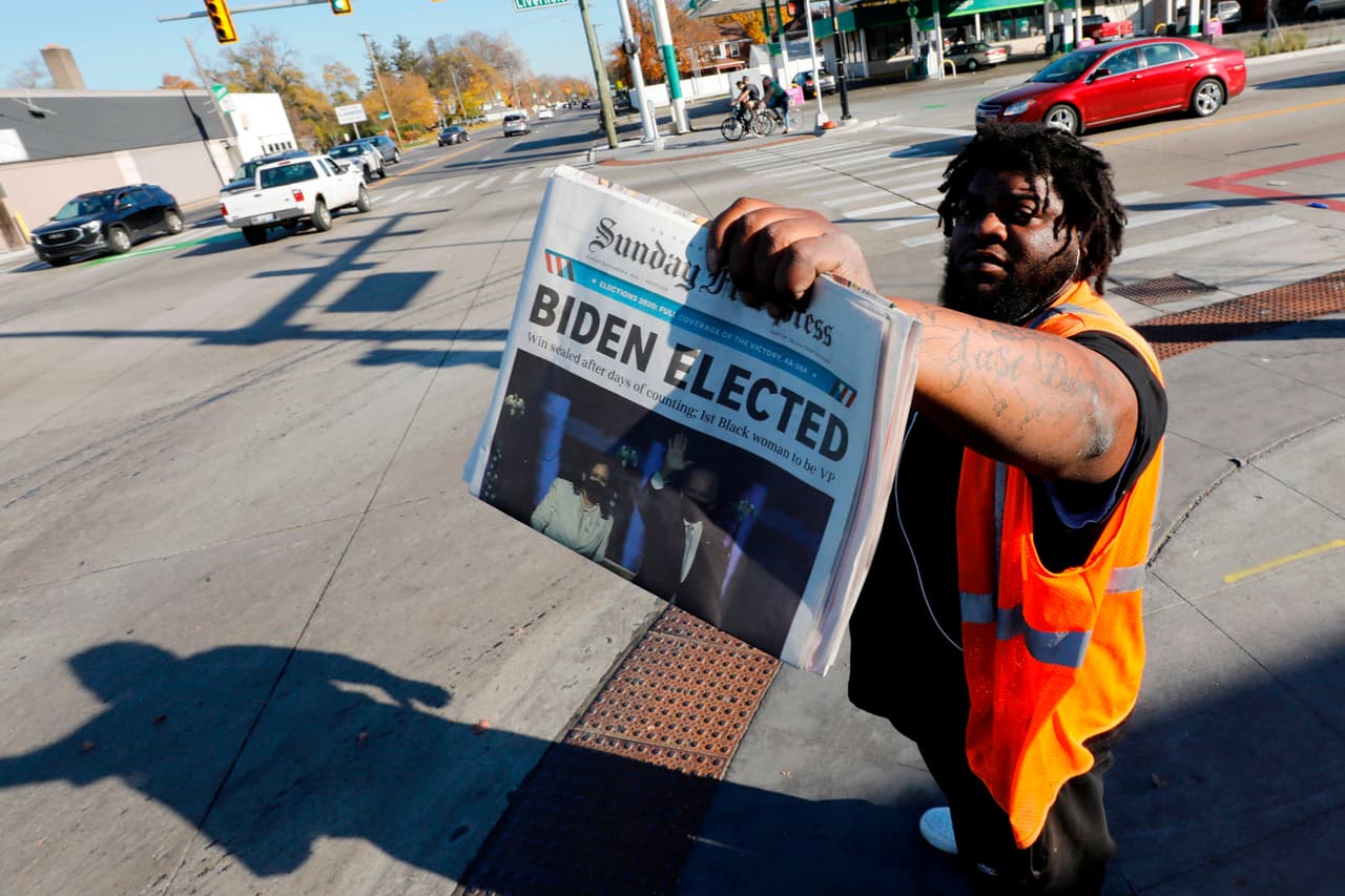 David Woods vende el Sunday Detroit Free Press en Livernois y Seven Mile Road anunciando que Joe Biden ha sido declarado presidente electo el 8 de noviembre de 2020 en Detroit, Michigan.