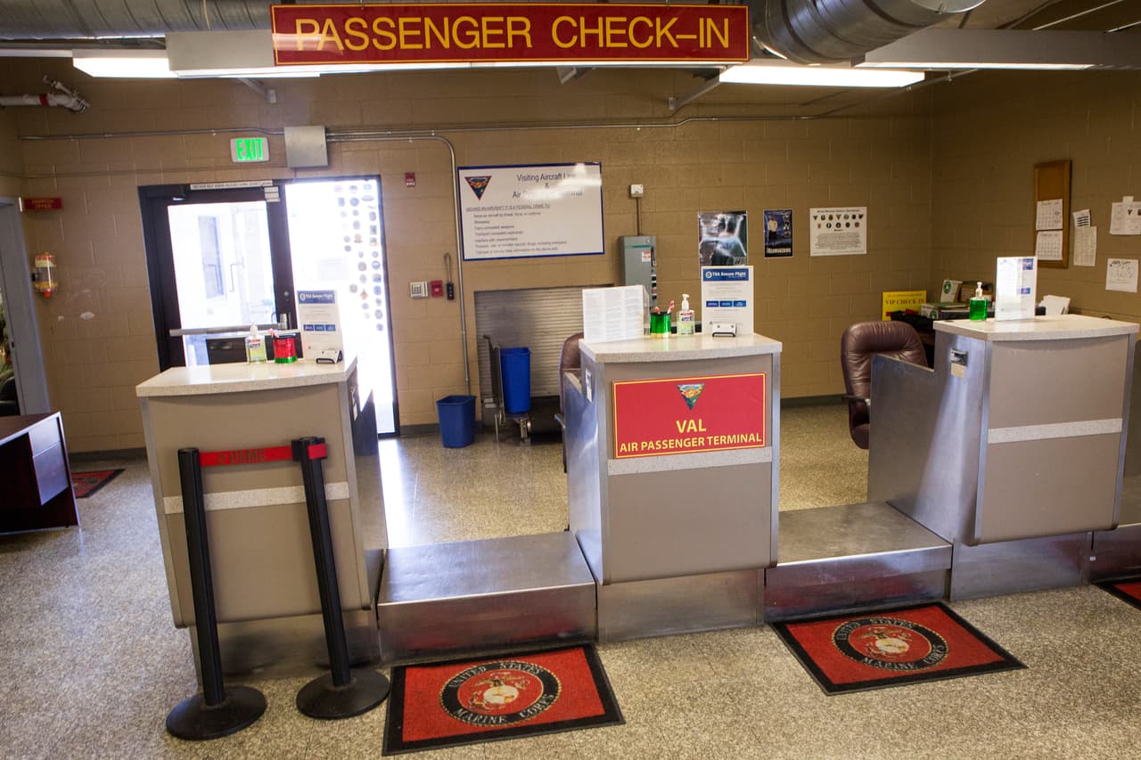 Un área de registro de pasajeros aéreos en la estación aérea del Cuerpo de Marines de Miramar, California, otra de las instalaciones donde hay estadounidenses en cuarentena. El doctor Christopher Braden, principal representante de los CDC en Miramar, dijo que los aproximadamente 170 pasajeros en cuarentena allí son de todas las edades, incluidos infantes. Estamos en “una situación difícil”, agregó.