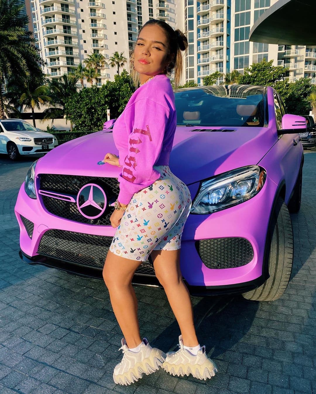 “Ya no tiene excusa, hoy salió con su amiga, disque pa’ matar la tusa”, dice la letra al inicio del tema.