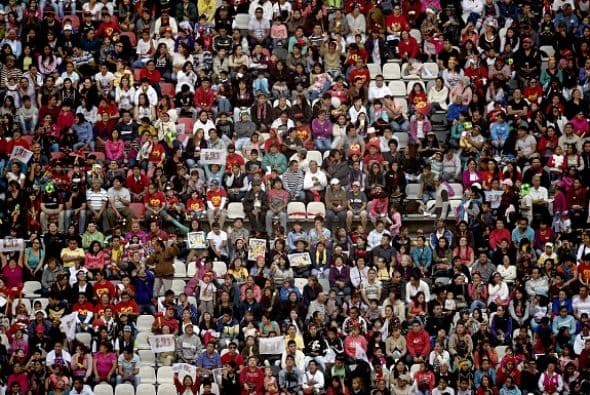 Miles de seguidores de Roberto Gómez Bolaños le hicieron honores al fallecido comediante en el Estadio Azteca.