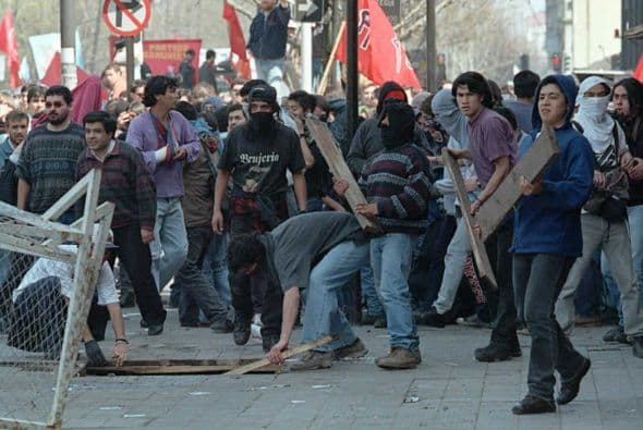 Amparados en la noche, en la complicidad de sus patios, muchos chilenos comenzaron a demostrar su descontento contra la dictadura y una grave crisis económica, en un constante repicar de cacerolas que se extendía hasta la madrugada en todo el país.