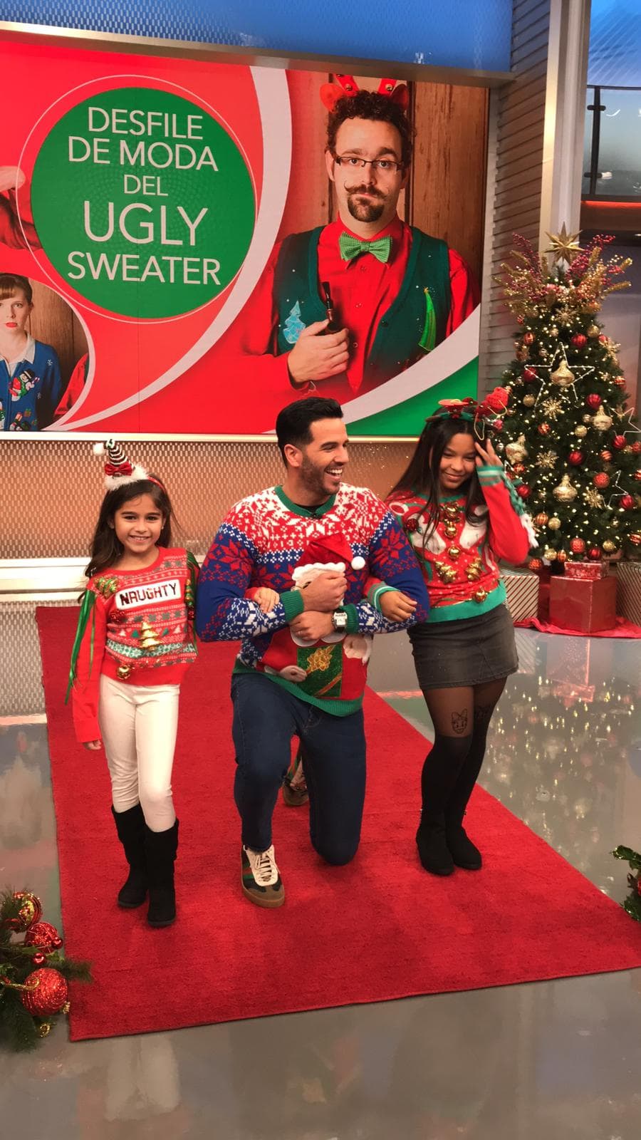 En la pasarela vimos looks espectaculares para chicos y grandes. Los pequeños modelos desfilaron junto a los conductores para mostrar sus originales atuendos pero Yisus enamoró a sus acompañantes.