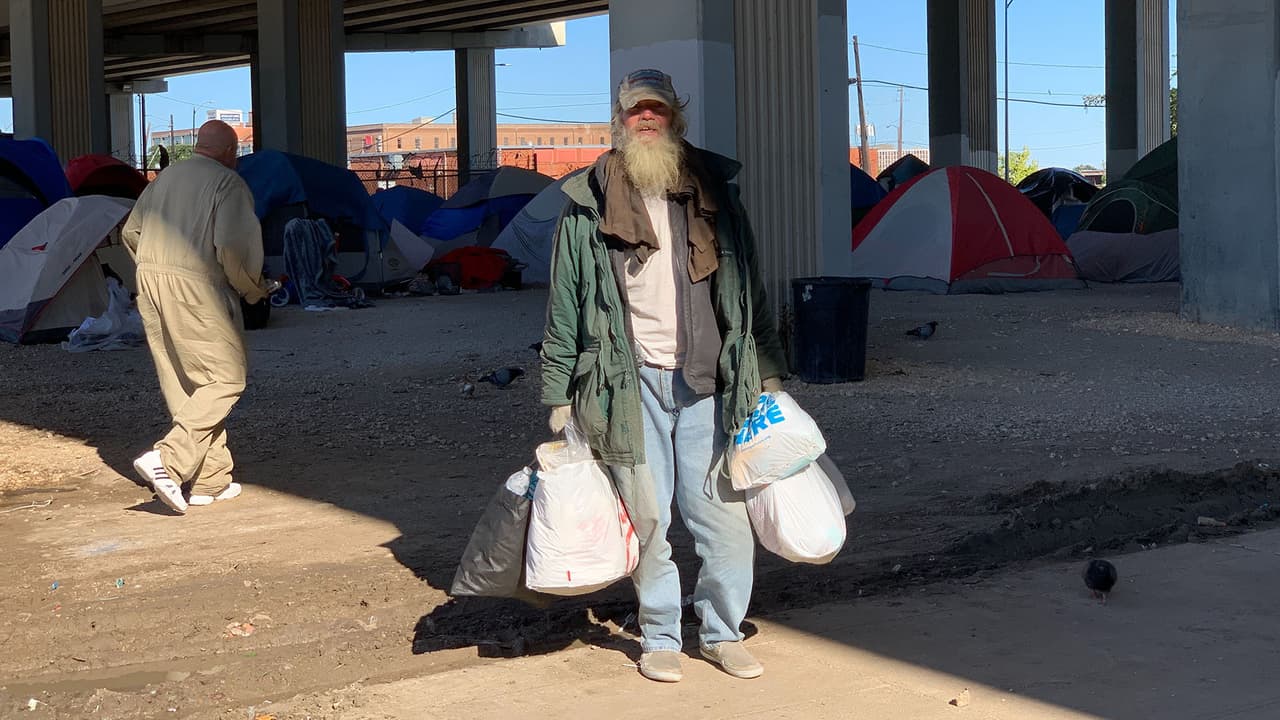 Entre 5 y 6 mil personas sin hogar existen en Houston entre hombres, mujeres y niños, de acuerdo con cifras de la fundación Star of Hope.