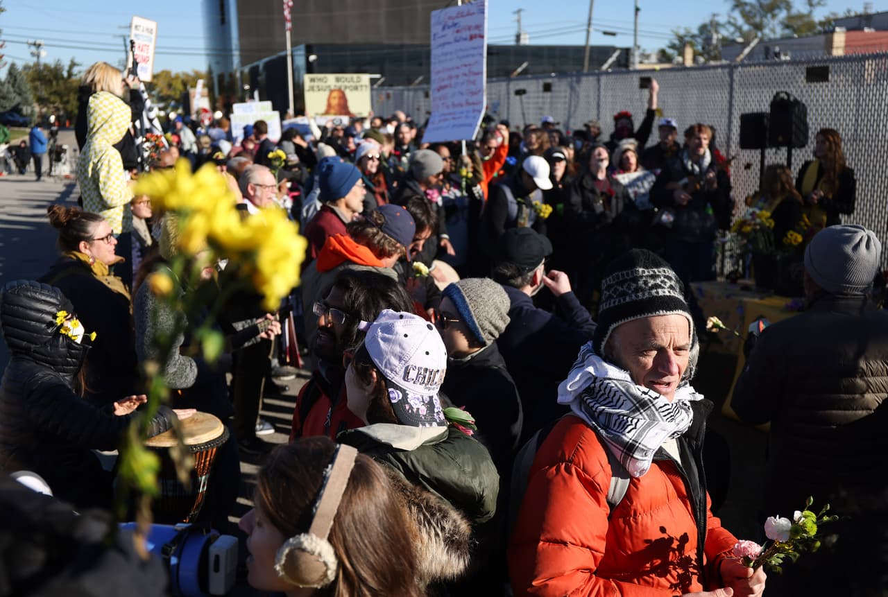 El pasado 24 de octubre, manifestantes y miembros de la Iglesia Unitaria realizaron una jornada de oración y entrega de flores como acto simbólico de solidaridad. 
<br>
<br>Entre ellos estuvo 
<b>Dan Bailey</b>, identificado por su chaqueta naranja.
<br>
<br>